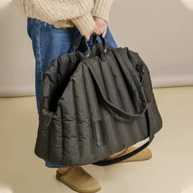 Comfortable pet hand bag for carrying cats and dogs