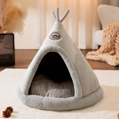 Warm and comfortable cat sleeping nest